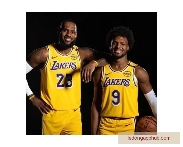 NBA历史首次父子连线 詹姆斯传球布朗尼外线三分命中