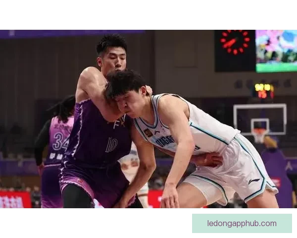 杨瀚森6+4遭针对被对手抱摔放倒却吃技术犯规 球迷怒吼裁判判罚不公