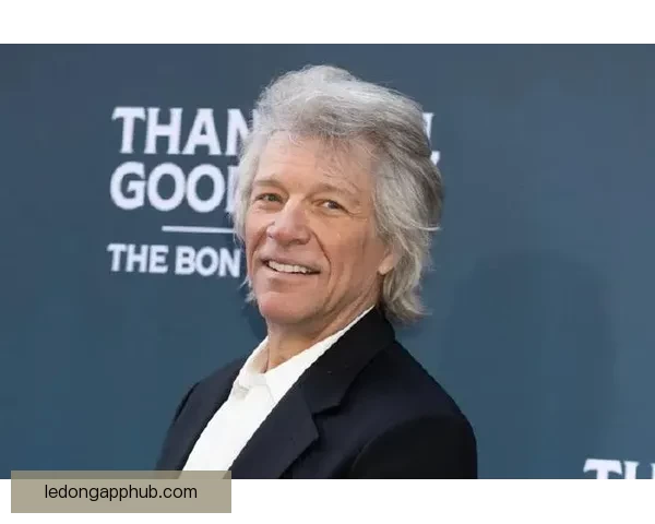 摇滚巨星邦·乔维亮相迈阿密大师赛与萨芬卢布丰塞卡亲切合影交流